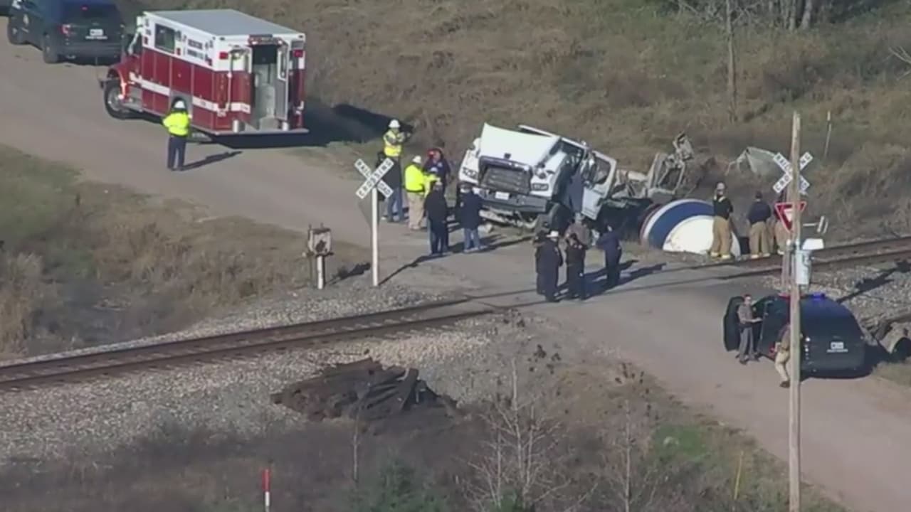 Un tren Amtrak y un camión que  transportaba cemento chocaron resultando una persona herida