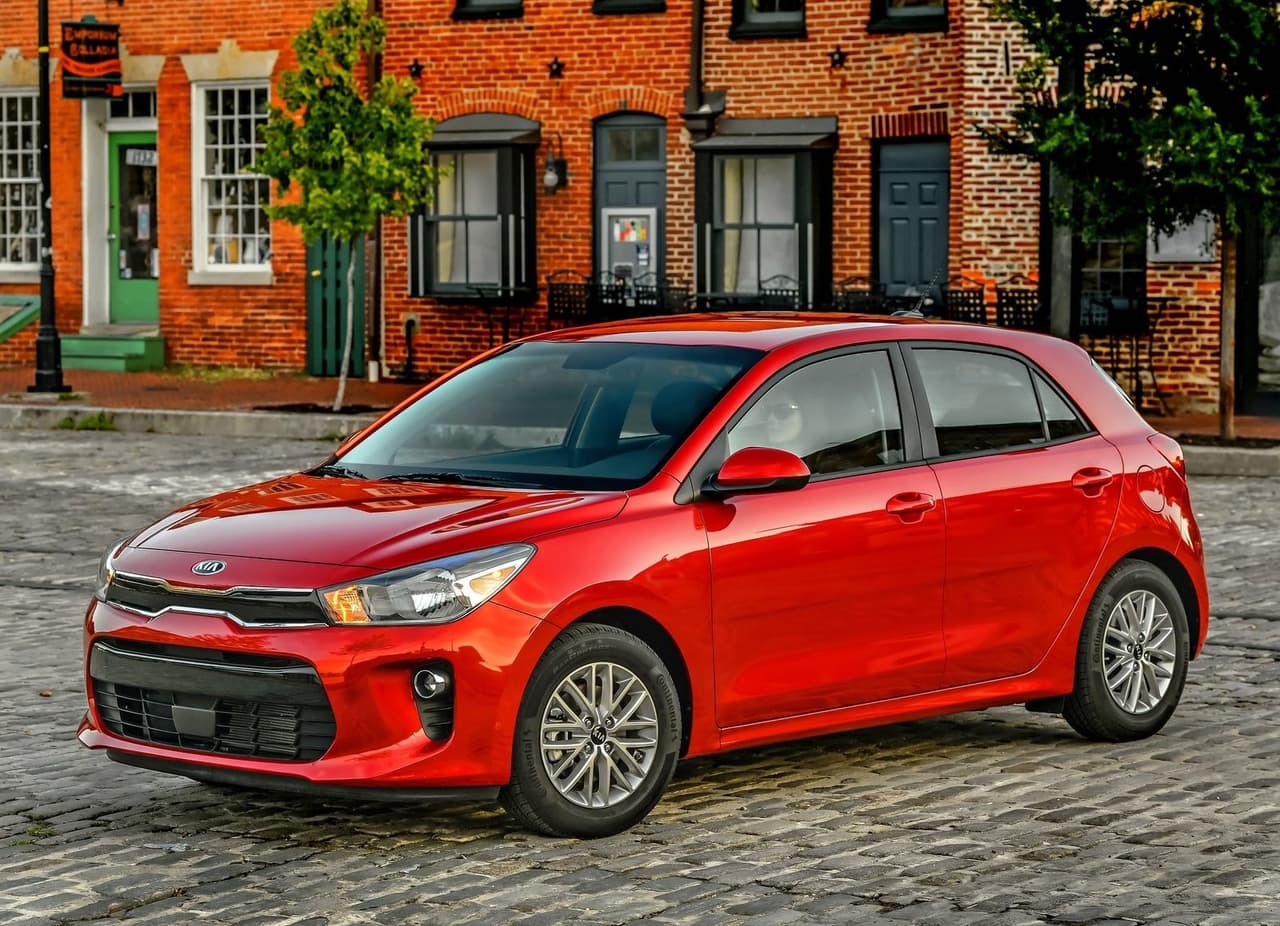<h3 class="cms-H3-H3">14 – Kia Rio 5-Door 2019</h3>
<br>
<br>Precio sugerido al consumidor: $16,490
<br>Pago inicial (20%): $3,298
<br>
<br>Pago mensual con crédito bueno: $267
<br>Pago mensual con crédito suficiente: $293
<br>