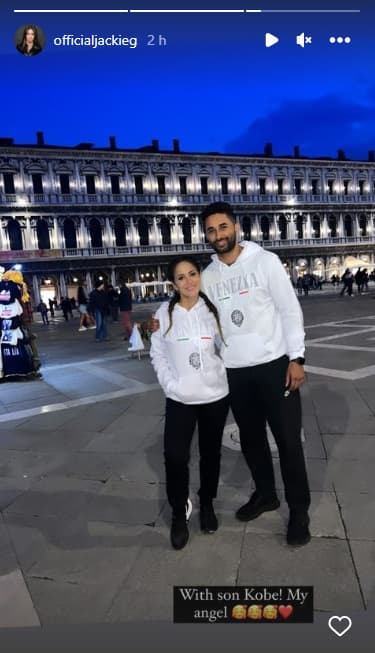 Jackie también se ha dejado ver con su hijo mayor admirando las paradas turísticas de Venecia. "Con mi hijo Kobe. Mi ángel", escribió junto a la postal que le mostró a sus admiradores.