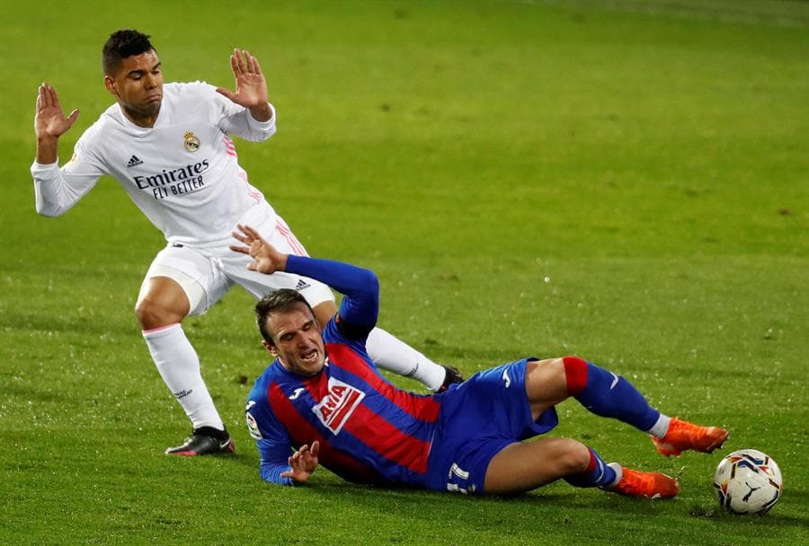 Real Madrid se impone ante el Eibar 3-1 en la Jornada 14 de LaLiga. Karim Benzemá abrió el marcador al minuto 6, cuando seguido cayó el gol de su compañero Luka Modric. Kike García, al minuto 28, anotaba el único tanto para los 'Armeros' y es hasta el minuto 92 cuando Lucas Vázquez pone la cereza en el pastel para el triunfo del equipo merengue.