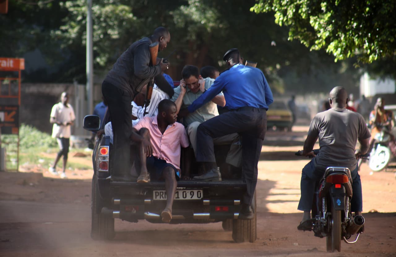 Otra evacuación de rehenes liberados desde el hotel Radisson Blu en Bamako.
