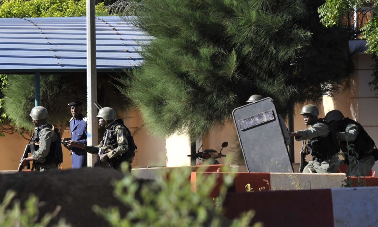 Tropas de Mali toma posición frente al hotel Radisson Blu en Bamako.