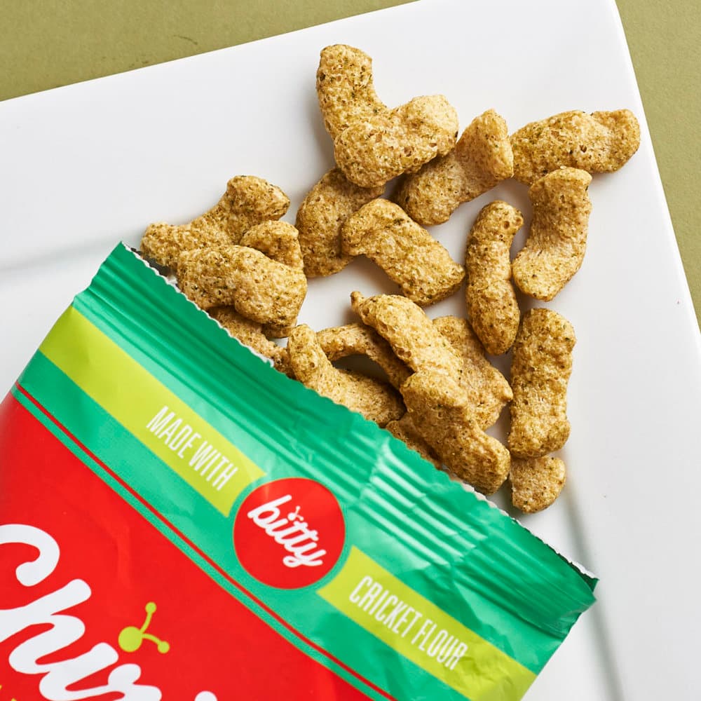 Los insectos forman parte de la dieta tradicional de cerca de 2.000 millones de personas en todo el mundo, según la
<a href="http://www.fao.org/docrep/018/i3253e/i3253e.pdf">Organización de las Naciones Unidas para la Alimentación y la Agricultura</a> (FAO, por sus siglas en inglés).
<a href="https://www.bittyfoods.com/our-products/">Bitty</a>, una empresa con sede en San Francisco, ya
<b>comercializa aperitivos a base de grillos</b> como el de la fotografía. Desde principios de este año, la regulación de la Unión Europea (
<a href="https://ec.europa.eu/food/sites/food/files/safety/docs/fs_novel-food_leg_q-n-a-new-regulation-nf.pdf">llamada Novel Foods</a> ) incluye los insectos en su lista de productos aprobados para la venta y consumo.