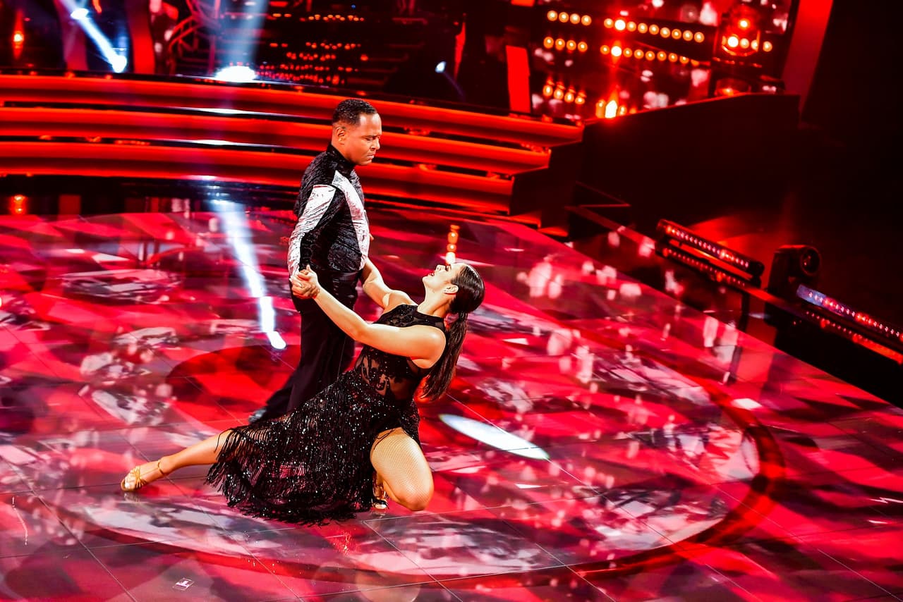 Tony fue el primero en salir a la pista y lo hizo con un tango.