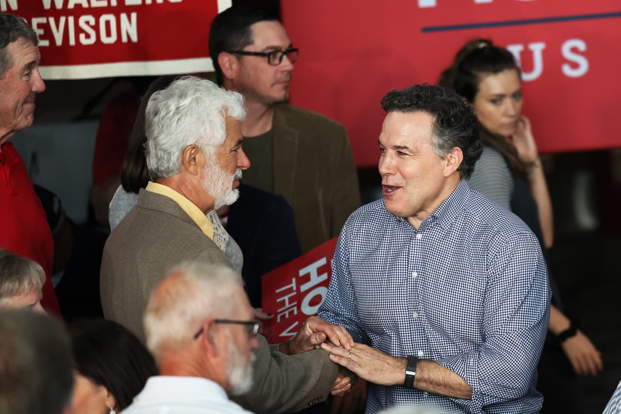 <b>Dave McCormick</b>, aspirante republicano al Senado por Pensilvania, saluda a la gente. Se encuentra rezagado en las encuestas detrás del principal candidato del Partido Republicano de Pensilvania para el Senado de EE.,
<b>Kathy Barnette</b>, que ha visto un aumento en las encuestas en las semanas previas a las elecciones.