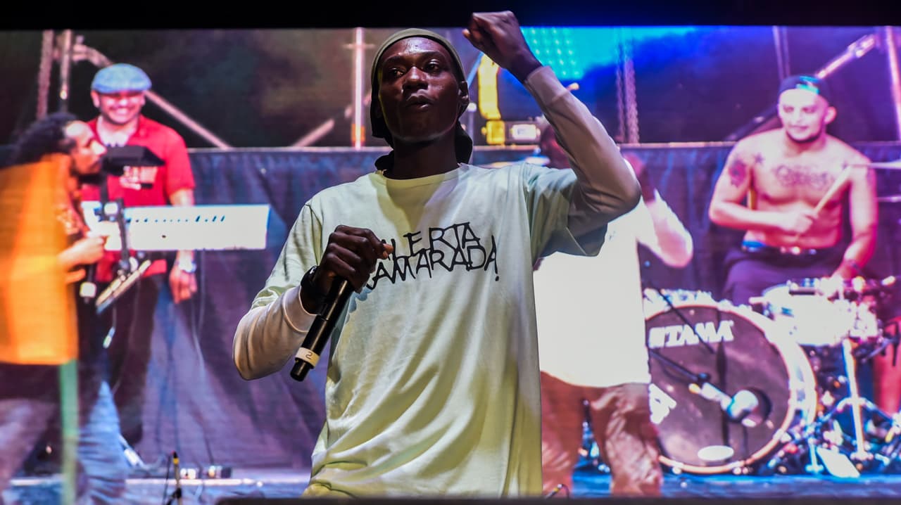 Un miembro de las Farc, Jhon Estéban Pérez, canta durante el evento cultural de la conferencia.