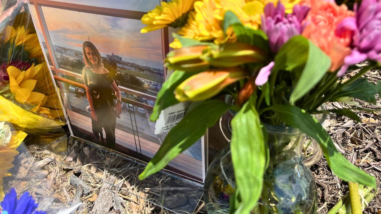 Personas llegaron al restaurante para dejar flores y recordar a las víctimas del ataque.