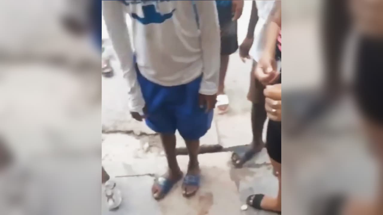 Captan en video violento arresto de un padre de familia en su casa en Cuba