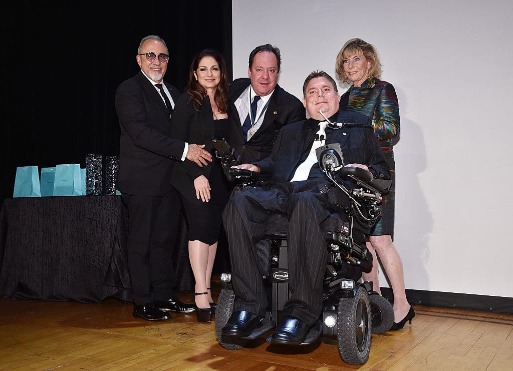 Los Estefan se han esforzado mucho por retribuir a la sociedad americana todo lo que les ha dado desde que empezaron sus carreras musicales. Aquí, en un evento de filantropía, con el presidente del Buoniconti Fund, Marc Buoniconti, y su esposa, Terry Buoniconti.