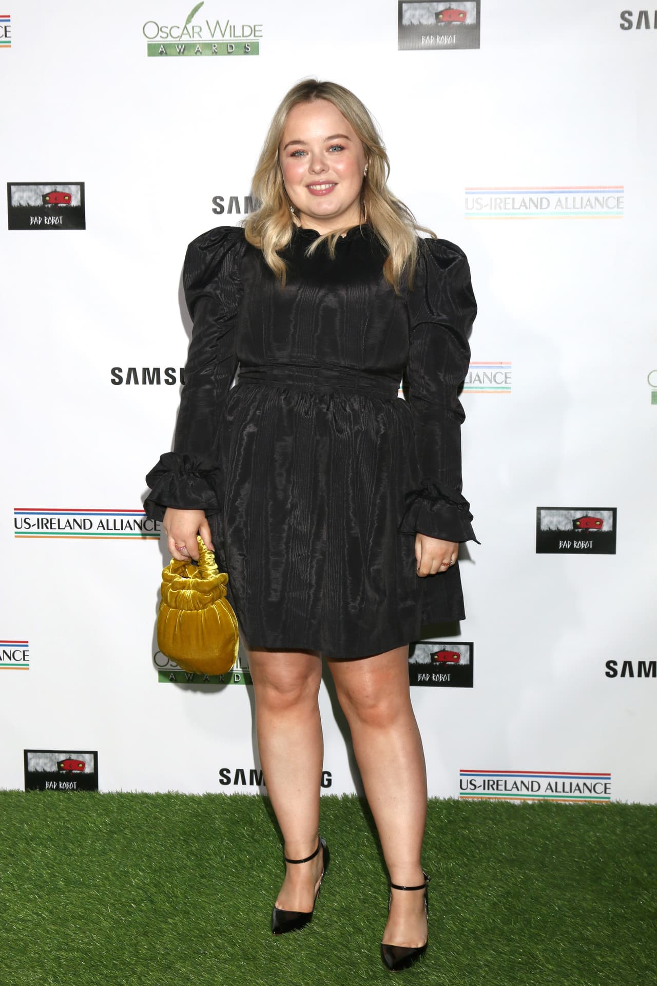 Algunos fans de la actriz se sorprendieron al saber esto y por eso ella reiteró que era cierto. Agregó que junto a sus compañeras de elenco, Harriet Cains (Philippa Featherington) y Bessie Carter (Prudence Featherington), han hablado sobre
<b><a href="https://www.univision.com/entretenimiento/kris-jenner-da-gracias-cada-dia-por-su-maravillosa-familia-video" target="_blank"> las famosas hijas de Kris Jenner. </a></b>
<br>