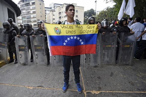 En ese punto cientos de jóvenes y opositores marcharon de forma pacífica entre banderas blancas y venezolanas y carteles en los que se leía "Venezuela no olvida a sus héroes".