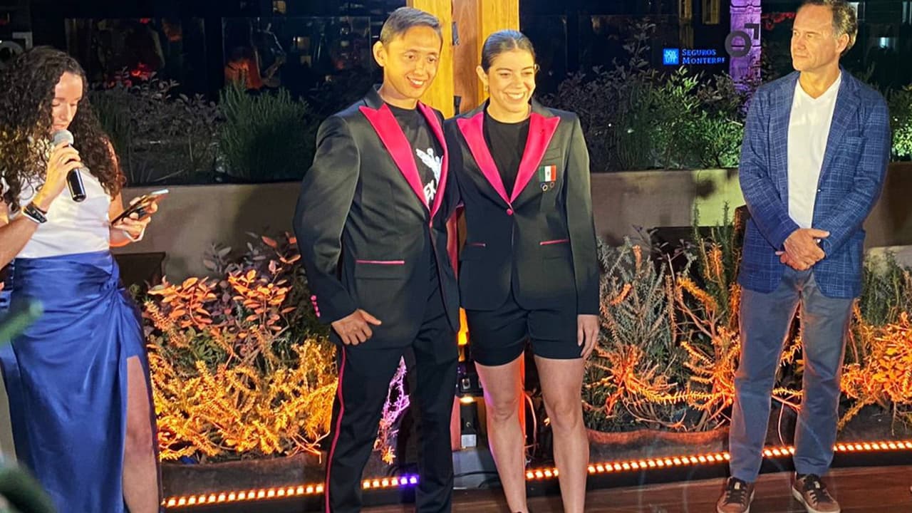 Presentan elegantes uniformes de abanderados de México para Paris 2024