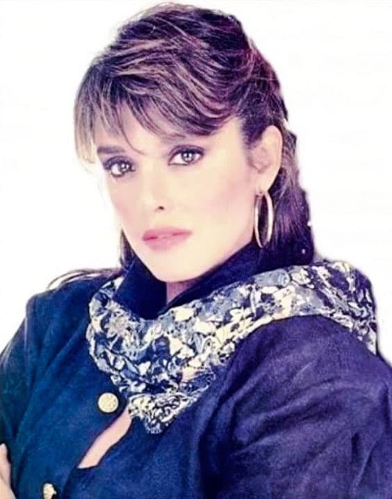 Tres siglos más tarde en 1988 vive 'Diana Salazar', una guapa muchacha que sin saberlo compra el relicario de 'Leonor', por lo que comienza a tener sueños donde muere quemada.