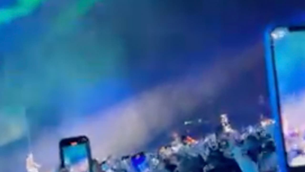 González cuenta que el ser alto de estatura le ayudó a poder respirar mientras lo empujaban cerca del escenario.