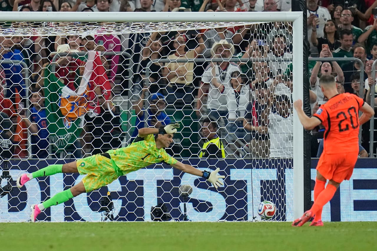 El neerlandés Teun Koopmeiners (20) marca de penal durante el partido de dieciseisavos de final de la Copa del Mundo entre los Países Bajos y Marruecos en Guadalupe, cerca de Monterrey, México, el lunes 29 de junio de 2026.