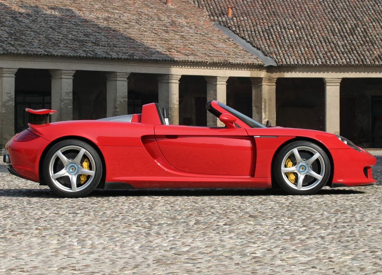 El Porsche Carrera GT monta un motor V10 de 5.7 litros del que emanan 603 caballos de fuerza. Su mecánica y diseño, inspirado en los autos de carreras, le permite acelerar de 0 a 60 mph (0-98 km/h) en 3.57 segundos. El precio inicial de este superdeportivo fue de $448,000, aunque hoy en día puede encontrarse hasta por casi $1 millón.