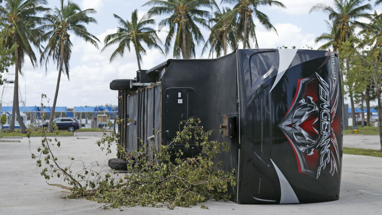 Los vientos que trajo a su paso el
<b>huracán Irma en algún momento</b> llegaron a ser de 185 mph. La intensidad de las ráfagas acabaron con todo lo que se interpusiera en su camino y no es difícil imaginar cómo fue que vehículos medianos y grandes terminaron así en el camino.