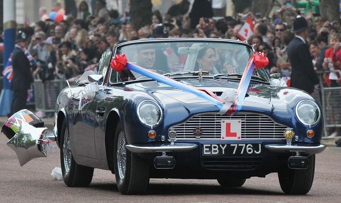 El príncipe William y Kate Middleton también usaron durante su boda un roadster clásico inglés propulsado por energía no tradicional. Usaron un Aston Martin DB6 de 1969 propiedad del príncipe Carlos adaptado para uso de biodiésel. En aquella oportunidad, aparte de la decoración típica de los autos de los recién casados, los amigos de William le jugaron una broma al recién casado fijando un signo con una gran 'L' roja en fondo blanco, requerido por la ley inglesa para los vehículos manejados por conductores inexpertos que aún están aprendiendo a manejar