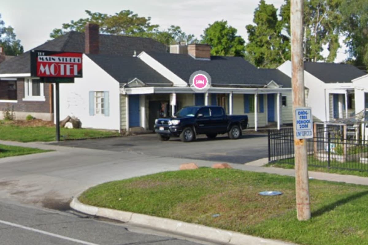 El equipo SWAT y oficiales entraron, y vieron que los dos sospechosos hicieron un hoyo en el techo de la habitación para subir al ático y de ahí lograron escapar. Hasta el momento no los han localizado, cualquier persona con información sobre su paradero debe llamar al 801-799-3000.