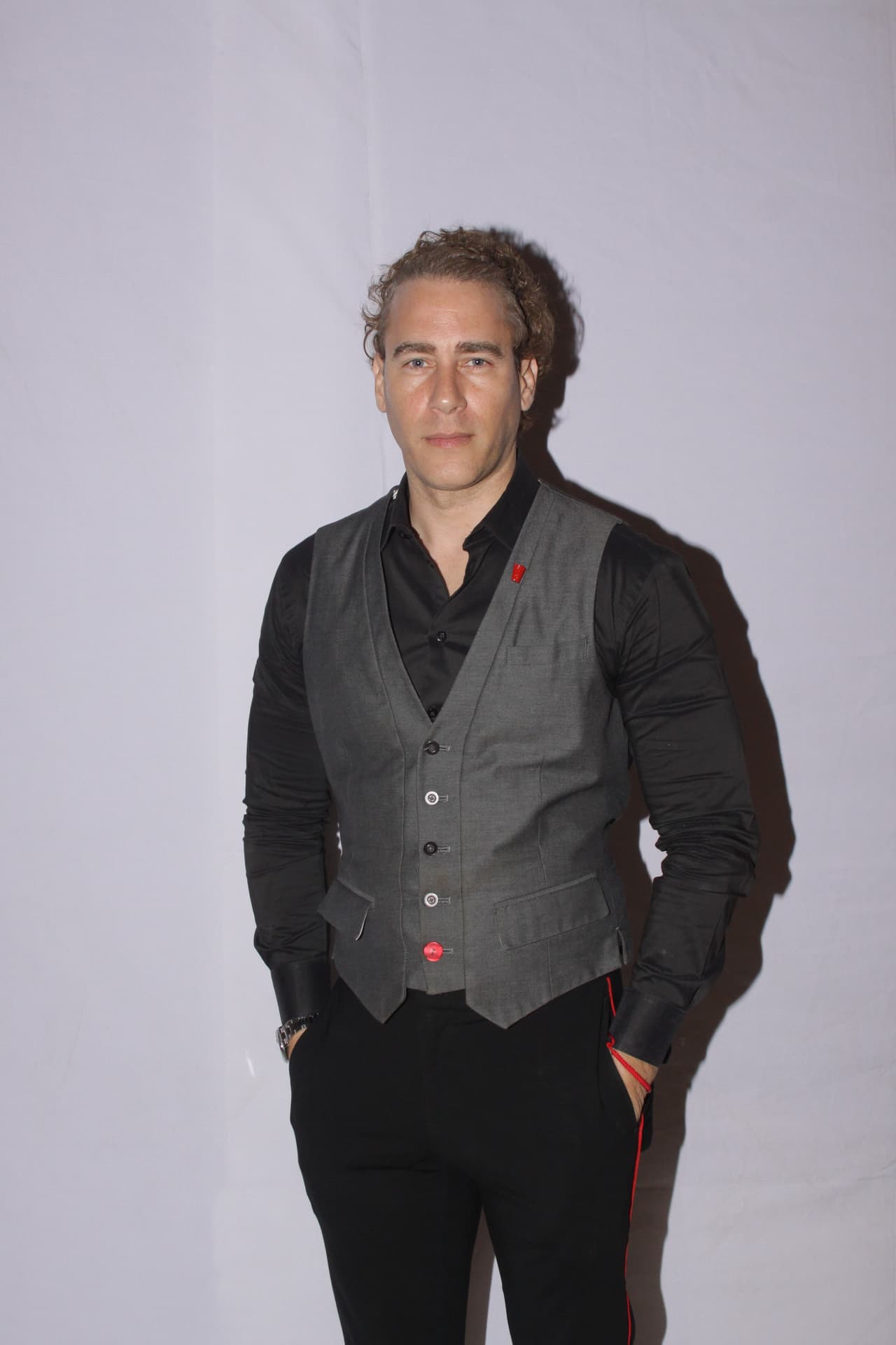 <b><a href="http://www.univision.com/temas/carlos-de-la-mota">Carlos de la Mota</a></b> será 'el tercero en discordia' entre los personajes de 
<b>Claudia</b> y de 
<b><a href="http://www.univision.com/temas/osvaldo-de-leon">Osvaldo</a></b>, teniendo una importante participación en esta intensa historia de amor.