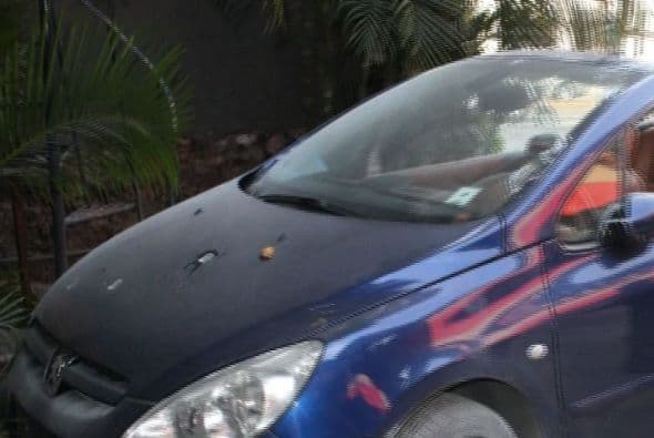 El vehículo recibió tres impactos de bala en el cofre, pero afortunadamente el cantautor no se encontraba dentro del mismo.