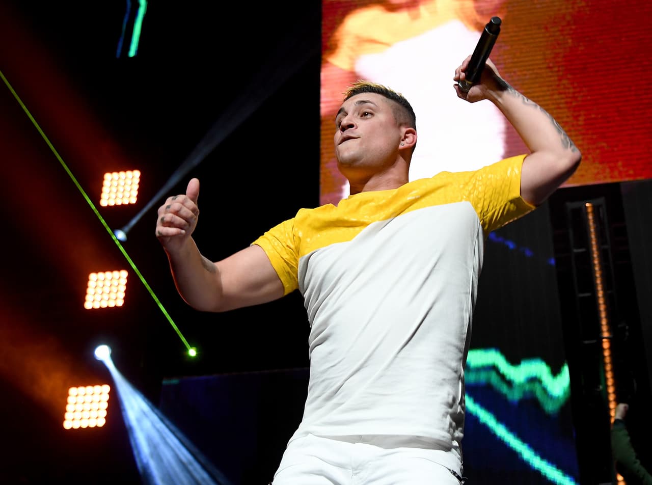 Por otro lado, su oficina de publicidad también envió un comunicado explicando que el artista estaba sufriendo de “agotamiento físico y espiritual” dado que, desde el lanzamiento del exitoso tema “El Taxi”, el interprete había estado de gira sin parar.