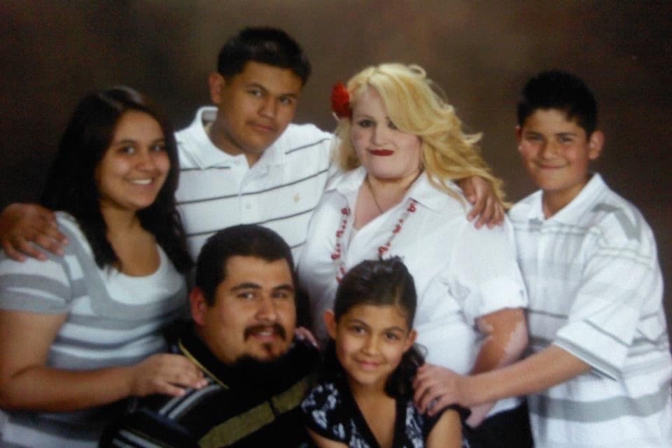 Los miembros de la familia se tomaron en serio el distanciamiento social y solamente el papá y el hijo mayor salían para hacer las compras esenciales, aunque cuando se enfermaron la hija Alexia, que no vive en el mismo domicilio, iba a dejarles comida y algunos víveres a la puerta de su casa.