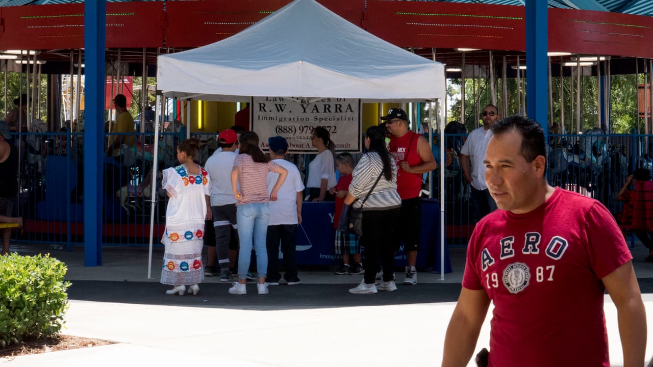 Familias del valle central visitaron los parques temáticos Playland y Storyland para disfrutar del Día de la Familia en Fresno.