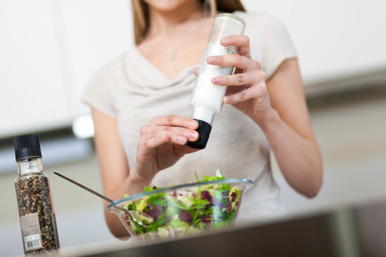 Disminuye lentamente la cantidad de sal que utilizas al cocinar y en la mesa, hasta que ya no te haga falta recurrir a ella. Tampoco la agregues al agua de la cocción de los frijoles, el arroz y los vegetales.