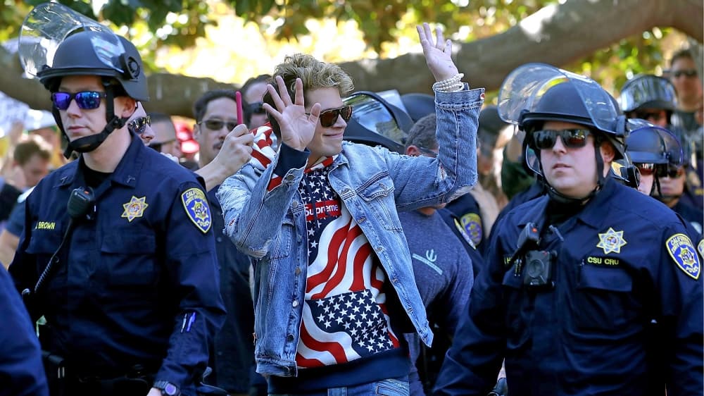 Milo Yiannopoulos llegó a UC Berkeley en medio de un fuerte dispositivo de seguridad para evitar disturbios.