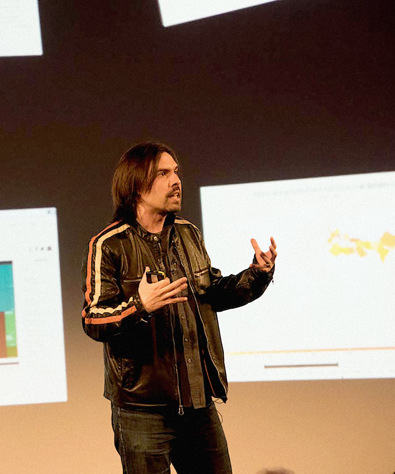 <b>César A. Hidalgo</b>: es un físico chileno y el director del Collective Learning Group del laboratorio de Medios del Instituto Técnico de Massachusetts. Sus descubrimientos han estado enfocados en el aprendizaje colectivo. En la presentación que se hace de él en la página oficial del MIT se asegura que con sus grupos de trabajo ha desarrollado herramientas analíticas y modelos para entender cómo el conocimiento colectivo se genera. También se reseña que ha diseñado herramientas para mejorar el conocimiento colectivo en organizaciones.