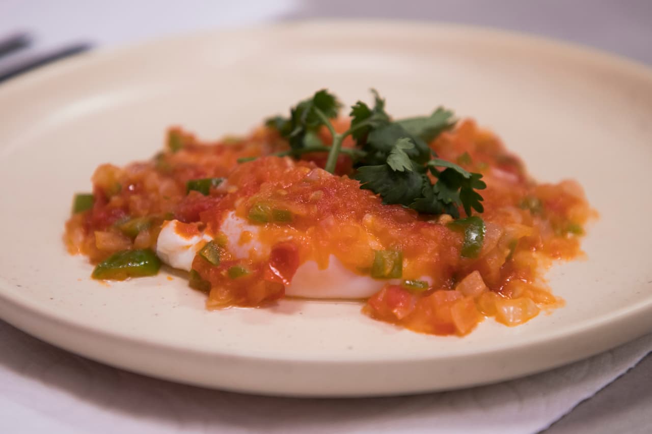 Aunque los chefs les pidieron que no se preocuparan porque ésta había sido la primera vez de todos, fueron muy duros con sus críticas. Comenzaron notando que la salsa estaba muy picante.