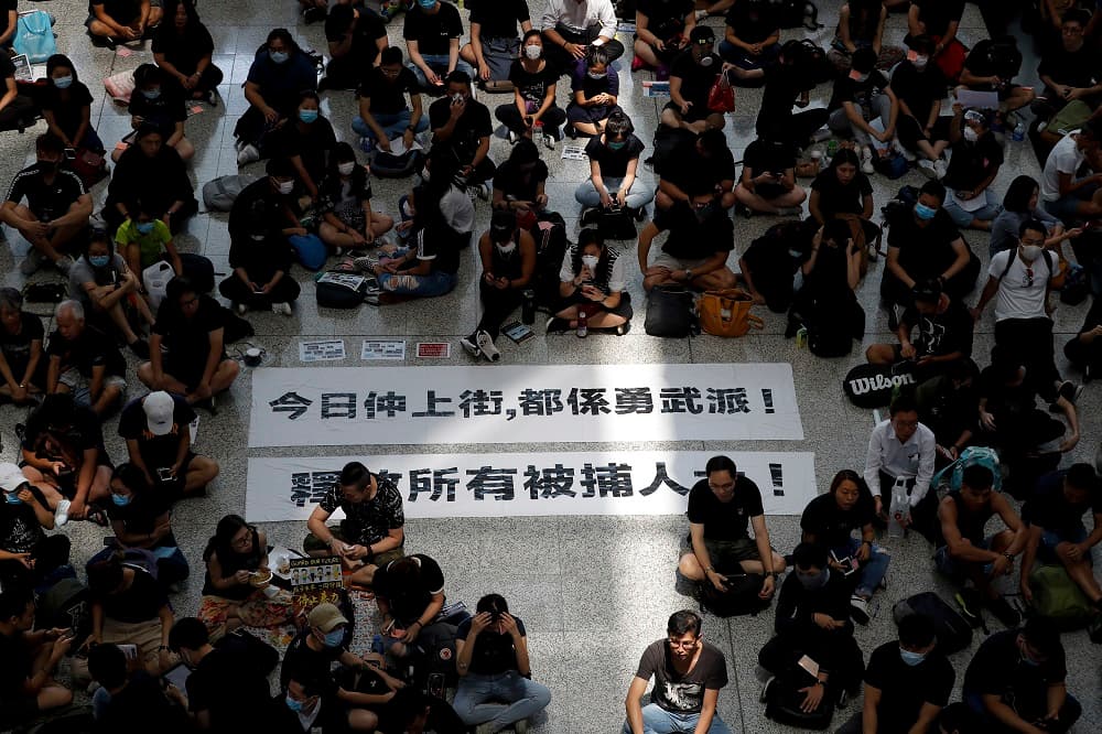 La peor crisis política vivida en décadas en Hong Kong continúa tras dos meses de protestas que, pese a estar originalmente dirigidas contra un polémico proyecto de ley de extradición, han derivado hacia demandas más amplias sobre los mecanismos democráticos de la ciudad.