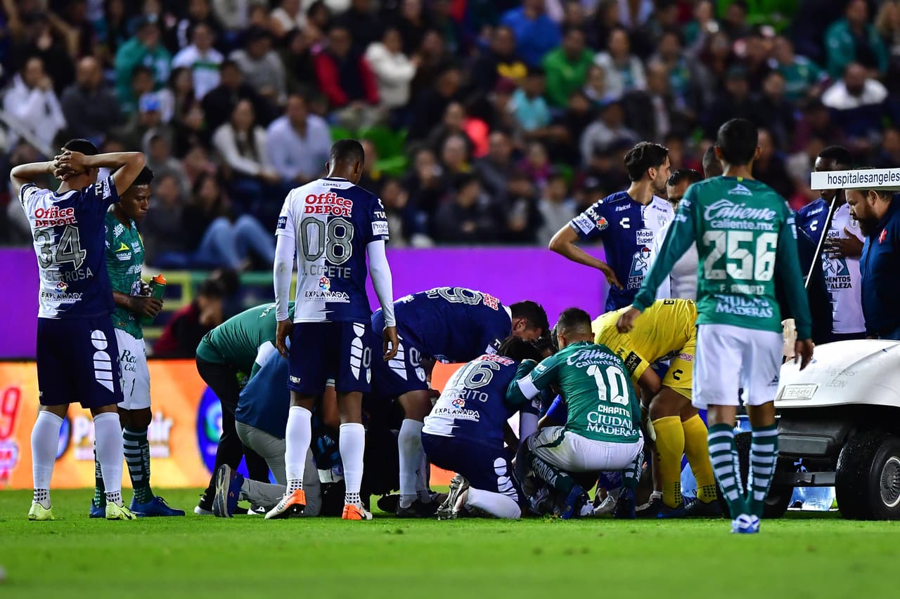 Luis Montes fue el primero en percatarse de estee suceso pero todos los jugadores pidieron la asistencia de inmediato.