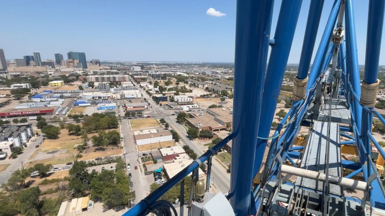 <h3 class="cms-H3-H3">En resumen 💡</h3> 👉🏻 
<b>29 de agosto:</b> Bomberos rescataron a un operador que sufrió una emergencia médica a unos 220 pies de altura en una obra de JPS. 
<br>👉🏻 
<b>6 de mayo:</b> Otro rescate ocurrió en el mismo sitio y también involucró a un operador dentro de una grúa a 220 pies. 
<br>👉🏻 
<b>Equipo especializado: </b>Los bomberos utilizaron sistemas de cuerdas para bajar a los pacientes de forma segura. 
<br>👉🏻 
<b>Caso más reciente: </b>El operador fue trasladado al hospital en condición estable. 
<br>👉🏻
<b> Sin confirmar:</b> No se sabe públicamente si los dos casos involucraron a la misma persona, grúa o compañía.
<br>
<br>Si te encuentras en una situación de emergencia y necesitas ayuda inmediata, llama al 911.