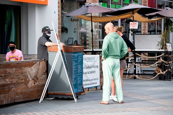 Los 
<a href="https://www.univision.com/local/los-angeles-kmex/estas-son-las-guias-establecidas-para-reabrir-restaurantes-oficinas-y-otros-negocios-en-california">restaurantes</a> cercanos a las playas estarán abiertos, pero con servicio restringido. Solo recibirán ordenes para llevar.