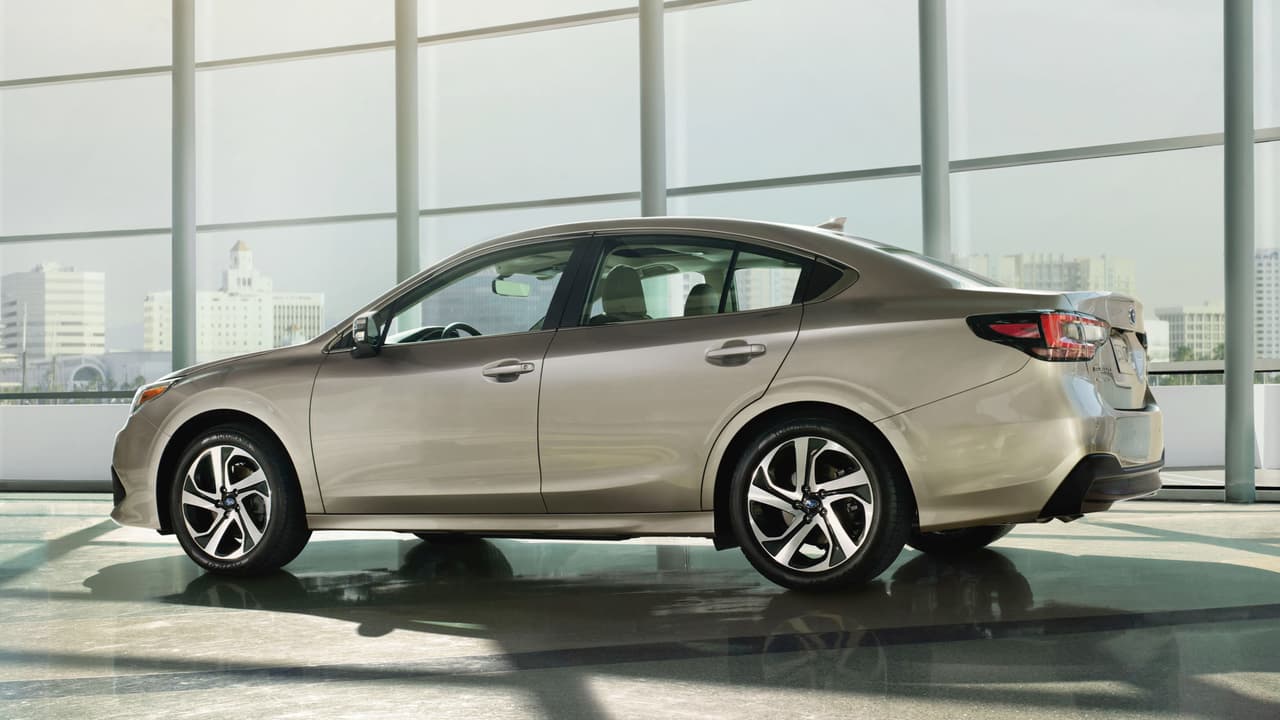 Lo anterior no quiere decir que Subaru no haya actualizado el diseño del Legacy 2020. Las lineas del nuevo modelo son
<b>más suaves y lucen más orgánicas y fluidas</b>, como esculpidas por el viento y menos pensadas que las del modelo anterior. Pero son definitivamente una variación del mismo tema. Los partidarios del modelo anterior se van a sentir en casa con el nuevo diseño.
<br>
<br>Debajo del capó sin embargo si hay cambios drásticos. Mientras que el motor básico sigue siendo el 4 cilindros 'boxer' (pistones opuestos horizontalmente) de 2.5 litros de
<b>182 caballos de fuerza</b> y
<b>176 lbs-pie de torque</b>, mientras que la opción 'poderosa' cambia del antiguo 6 cilindros en línea a un nuevo 4 cilindros de 2.4 litros también 'boxer' pero turbo alimentado, produciendo
<b>260 caballos de fuerza</b> y
<b>277 lbs-pie de torque</b> con aceleración 0-60 mph en 6.1 segundos. La transmisión es continua variable para ambos motores y la
<b>tracción integral simétrica es estándar </b>para todas las versiones.