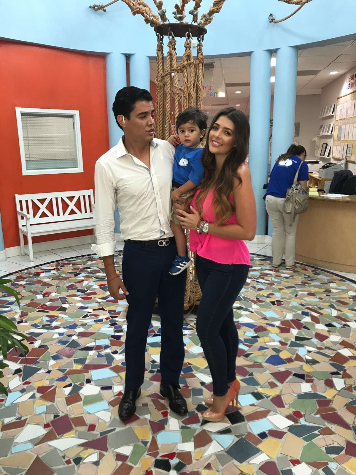 Es la primera vez que sus papás lo dejan en la escuela y las emociones están a flor de piel.