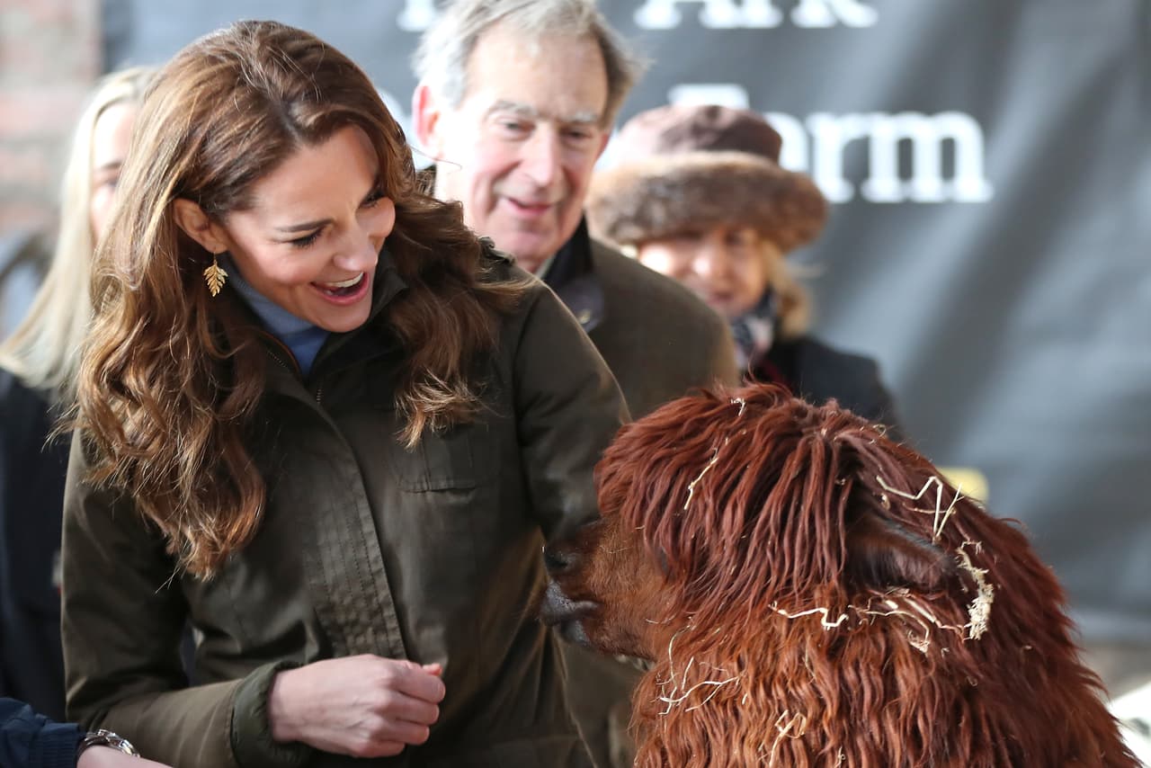 La madre de Charlotte, George y Louis pudo convivir con los animales de la granja. Por ejemplo, se dio la oportunidad de
<b>emocionarse con una alpaca</b> a la que acarició.