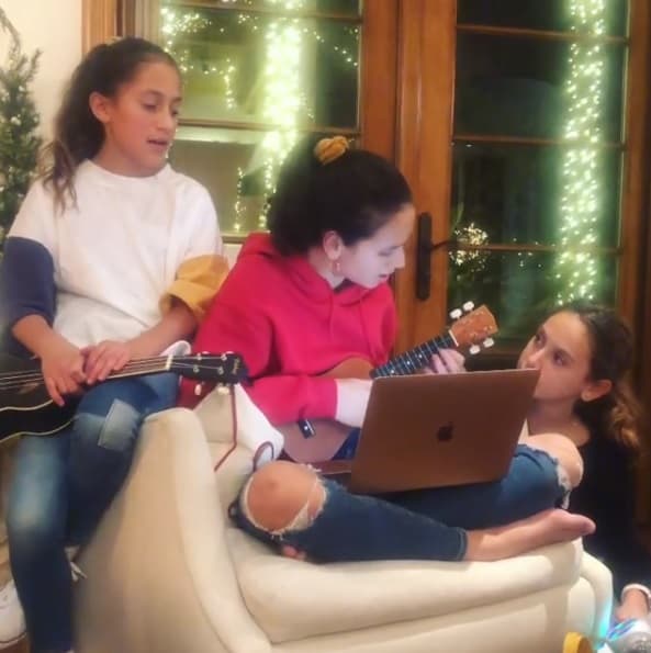 La joven fue entrevistada desde el apartamento que tiene su madre en Manhattan. Lució con el cabello ondulado, maquillaje glamuroso y un top rosa y blanco.
<br>