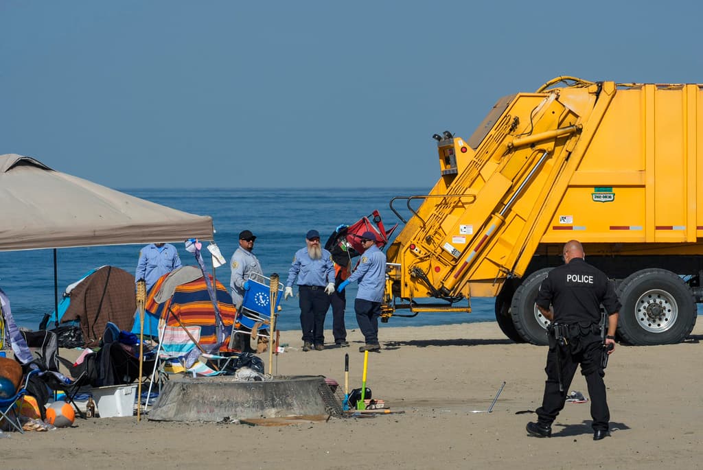 Con el apoyo de la policía, trabajadores del Departamento de Playas y Puertos del condado de Los Angeles fueron recorriendo y limpiando las 
<b>casi cuatro millas</b> del balneario estatal Dockweiler, 
<b><a href="https://www.univision.com/local/los-angeles-kmex/choque-entre-dos-carros-en-playa-del-rey-deja-a-una-persona-muerta-y-tres-en-estado-critico-video" target="_blank">en Playa del Rey, Los Angeles</a></b>.