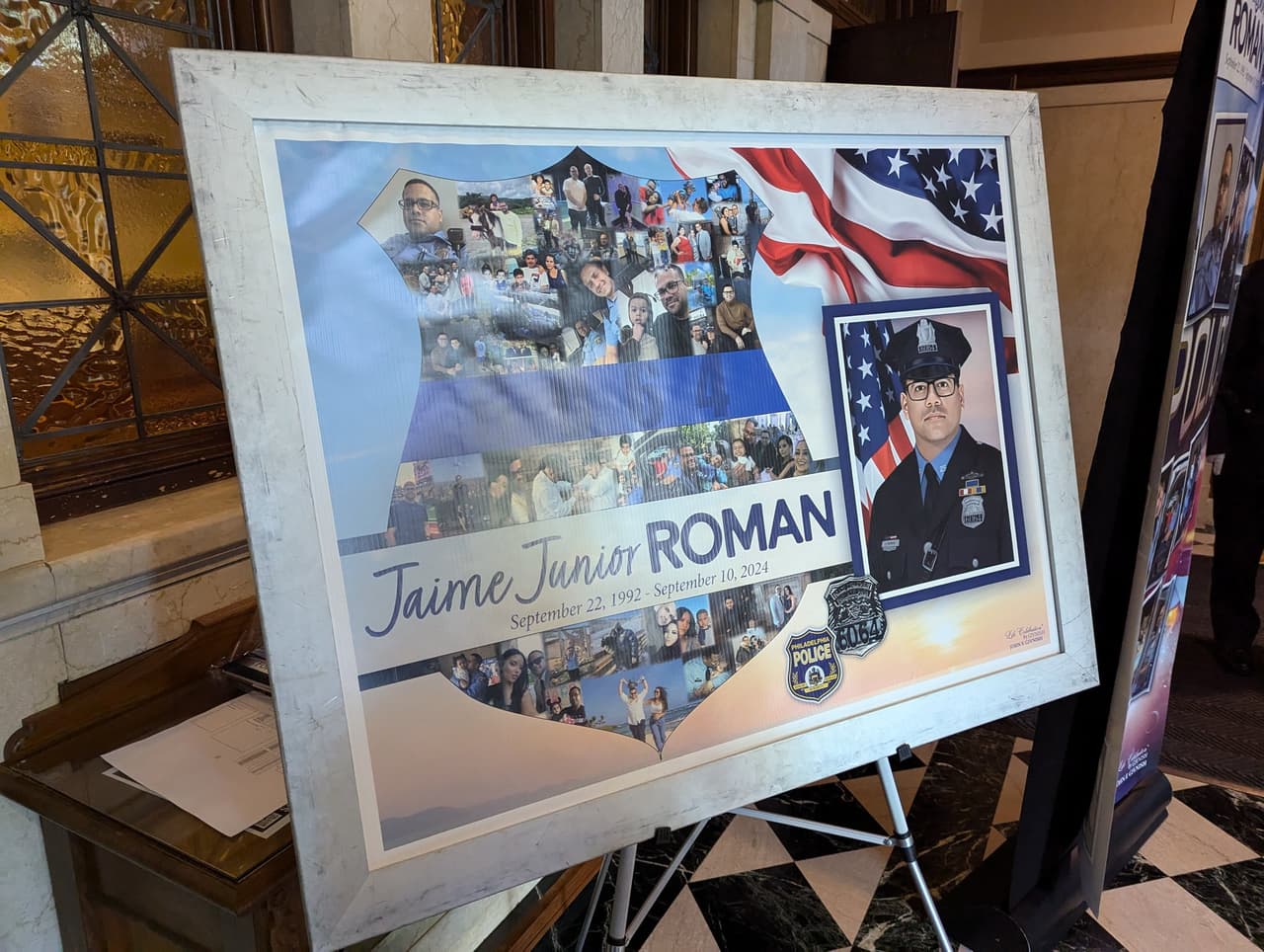 Con procesiones, homenajes y discursos emotivos, Filadelfia dio el último adiós este jueves al policía hispano 
<b>Jaime Román</b>, 
<b><a href="https://www.univision.com/local/philadelphia-wuvp/jaime-roman-murio-oficial-hispano-ramon-vazquez" target="_blank">quien murió la semana pasada tras meses de pasar hospitalizado luego de recibir un disparo de manos de un sospechoso tras una parada de tráfico</a></b>.