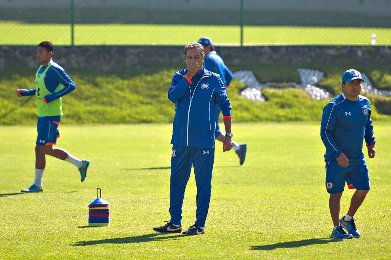 Cruz Azul no gana ni con Tomás Boy, cayó ante la U de G