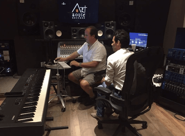 Marc Anthony será
<a href="http://www.univision.com/especiales/latin-grammy/marc-anthony-sera-reconocido-persona-del-ano-2016-en-latin-grammy">Persona del Año en esta edición de Latin GRAMMY,</a> pero mientras llega la fecha, no para de trabajar.