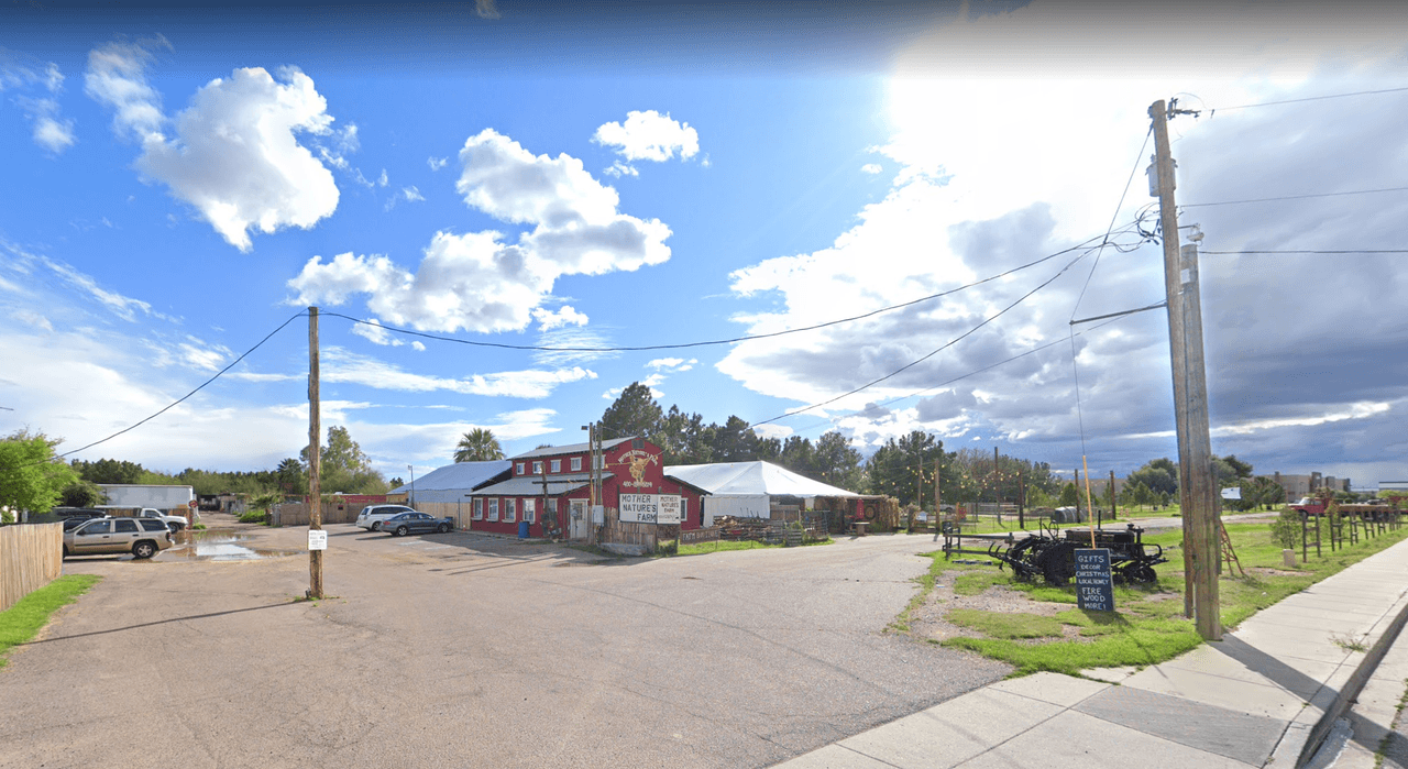 <h3 class="cms-H3-H3"><b><a href="http://www.mothernaturesfarm.com/pumpkinpatch" target="_blank">MacDonald's Ranch en Scottsdale </a></b></h3>
<b><a href="http://www.mothernaturesfarm.com/pumpkinpatch" target="_blank"> </a></b>
<br>
<br>Del 3 de octubre al 1 de noviembre, este sitio está cerrado los martes. Horas de funcionamiento son desde las 9am a 5:00 pm: “Al visitar MacDonald's Ranch, asume voluntariamente todos los riesgos relacionados con la exposición al covid-19”, aclararon los propietarios de huerto en su sitio web. 
<br>
<br>