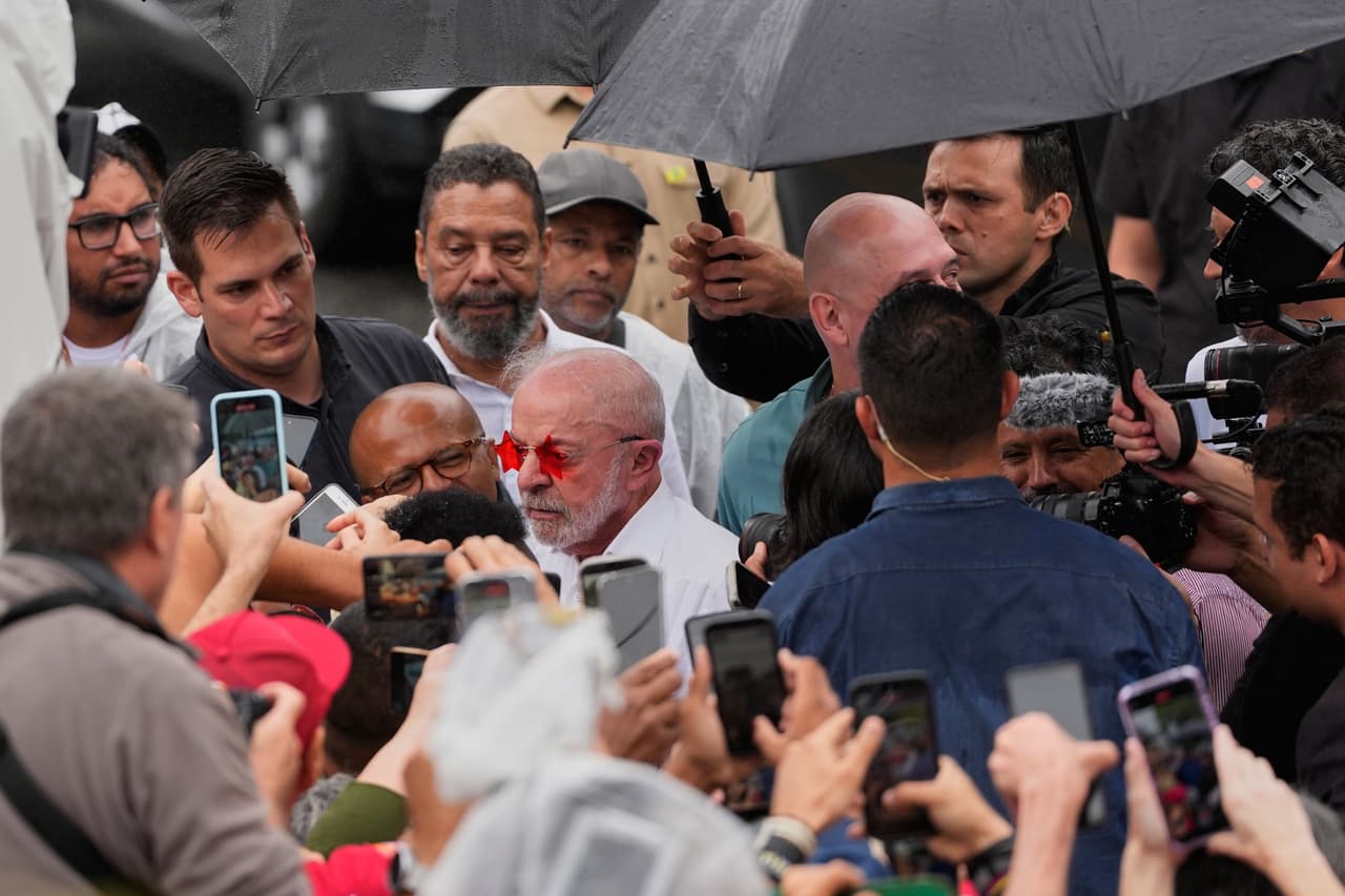 El presidente Luiz Inácio Lula da Silva, que busca la reelección, sale de un centro de votación tras participar en la segunda vuelta de las elecciones presidenciales en São Bernardo do Campo, Brasil, el domingo 25 de octubre de 2026, luciendo unas gafas que le regaló un simpatizante.