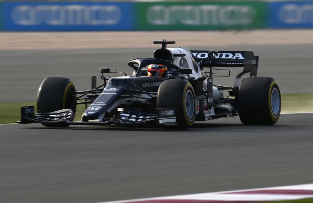 El piloto mexicano Sergio Pérez, quien había quedado octavo en los entrenamientos libres del viernes, saldrá desde la décimo primera posición del Gran Premio de Qatar luego de que no logró clasificar a la Q3.El siete veces campeón del mundo inglés Lewis Hamilton, de Mercedes, arrancará primero en el debutante Gran Premio de Qatar, el vigésimo y antepenúltimo del Mundial de Fórmula Uno, tras haber dominado este sábado la calificación disputada en el circuito de Losail.