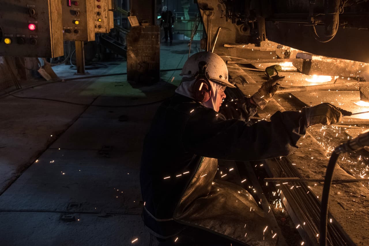 <b>Acero y aluminio.</b> Aunque el Tratado de Libre Comercio de América del Norte (NAFTA) está en la recta final de una nueva negociación, 
<a href="https://www.univision.com/noticias/politica/eeuu-anuncia-aranceles-al-acero-de-mexico-y-canada-en-medio-de-las-negociaciones-de-nafta">Estados Unidos anunció el 31 de mayo de 2018 que impondrá aranceles</a> del 25% y el 10% al acero y al aluminio de México, Canadá y la Unión Europea. La medida del gobierno de 
<a href="https://www.univision.com/temas/donald-trump">Donald Trump</a> afecta incluso a los estados que dependen de la importación de estas materias primas para elaborar sus productos, como Texas, California, Illinois, Michigan, Louisiana, Pensilvania, Ohio y Nueva York.