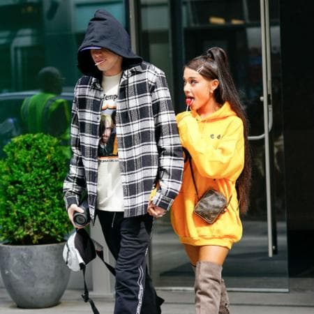 Y es que ,de acuerdo a una fuente cercana a la cantante citada por 
<a href="https://www.eonline.com/mx/news/983362/-por-que-ariana-grande-se-ofendio-tanto-con-el-chiste-de-pete-davidson-sobre-su-ruptura">E!</a>, Ariana y Pete habían acordado no hablar públicamente sobre su relación; sin embargo, para la cantante el chiste del comediante rompió esa promesa.