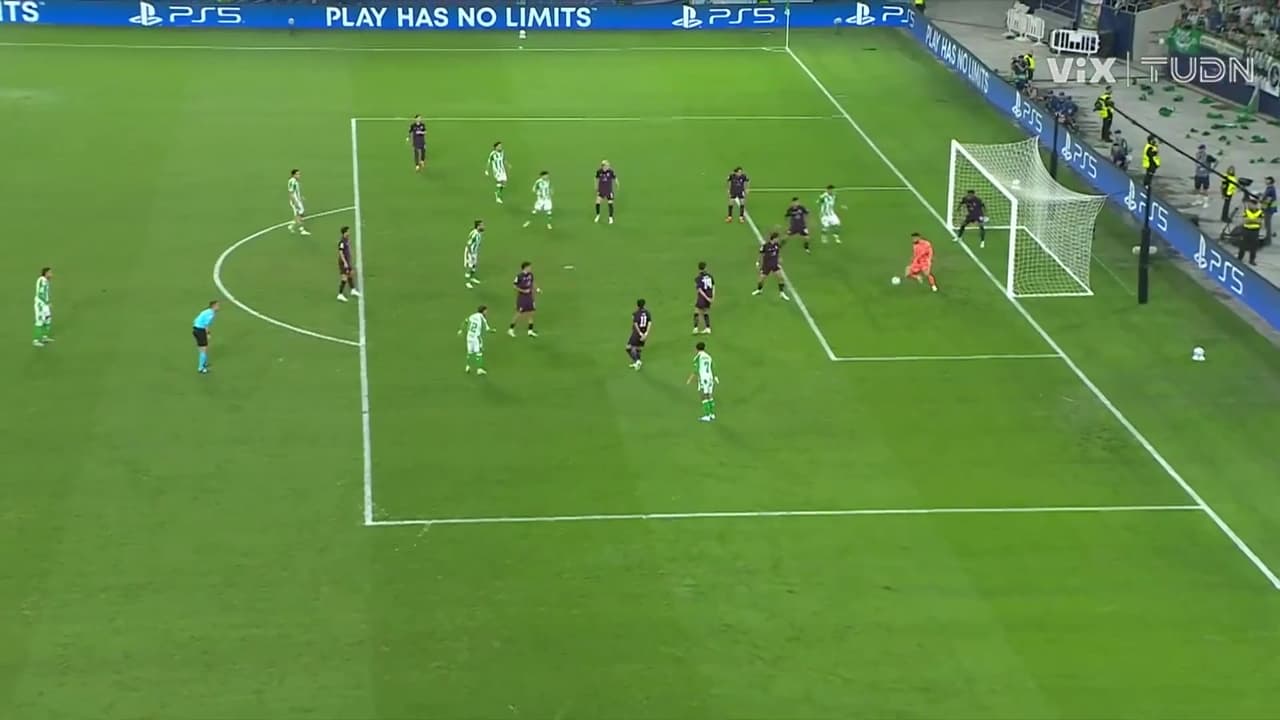 ¡Atajada brutal de Costa! Gran reacción del arquero ante el tiro de Ortiz